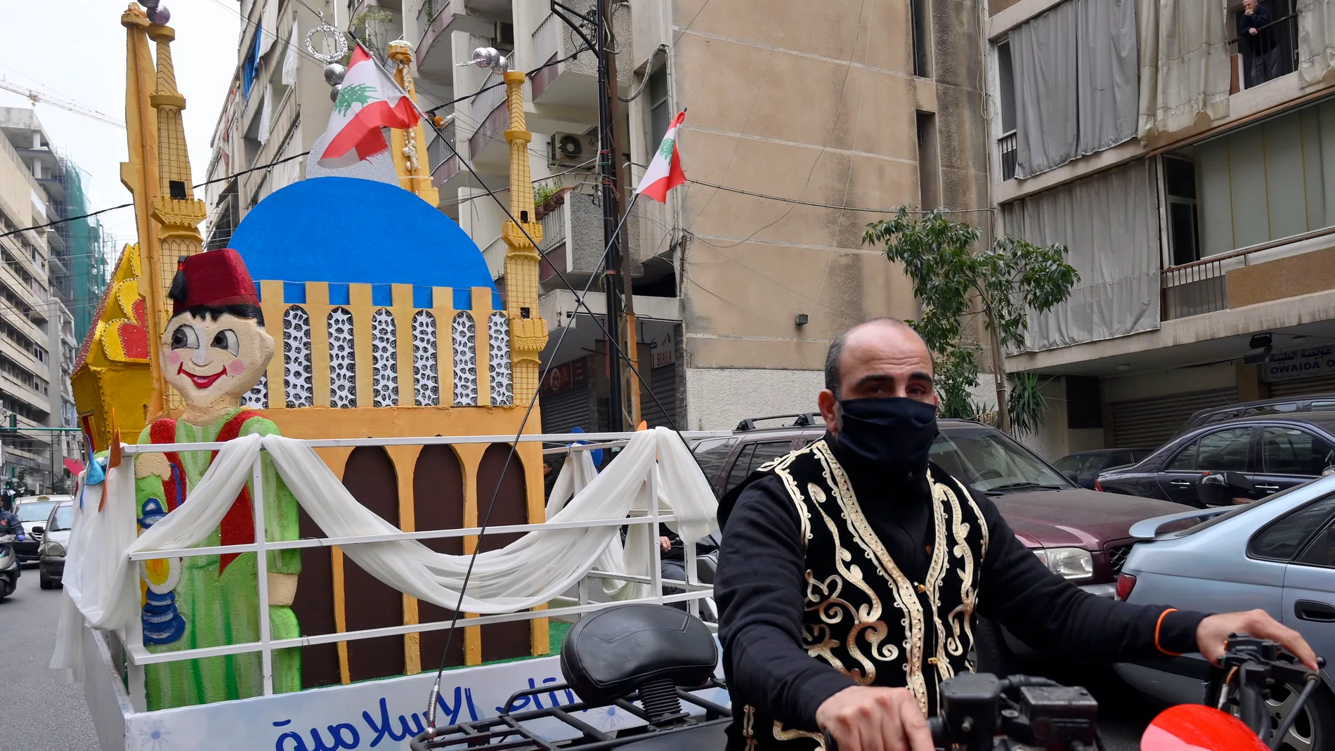 Un seguidor libanés del grupo radical Jemaah Islamiya recorre las calles de Beirut para celebrar el inicio del Ramadán