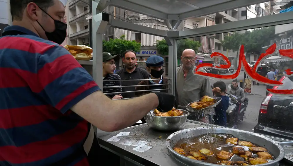 Un trabajador prepara dulces 'Kalage' en un puesto de Beirut, el primer día del Ramadán