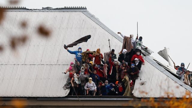 AME5469. BUENOS AIRES (ARGENTINA), 24/04/2020.- Internos de la cárcel de Villa Devoto se amotinan para pedir medidas que les permitan enfrentar el coronavirus, este viernes en Buenos Aires (Argentina). Un grupo de presos se amotinó este viernes en la cárcel de Villa Devoto, con motivo de la pandemia del COVID-19, para reclamar que se les permita acceder al régimen de arresto domiciliario, informaron a Efe fuentes oficiales. EFE/ Juan Ignacio Roncoroni