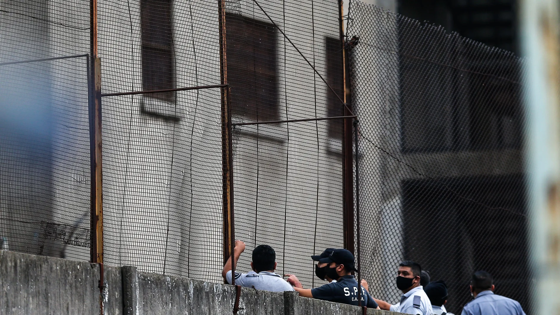 Presos se amotinan en cárcel de Buenos Aires por la pandemia del COVID-19