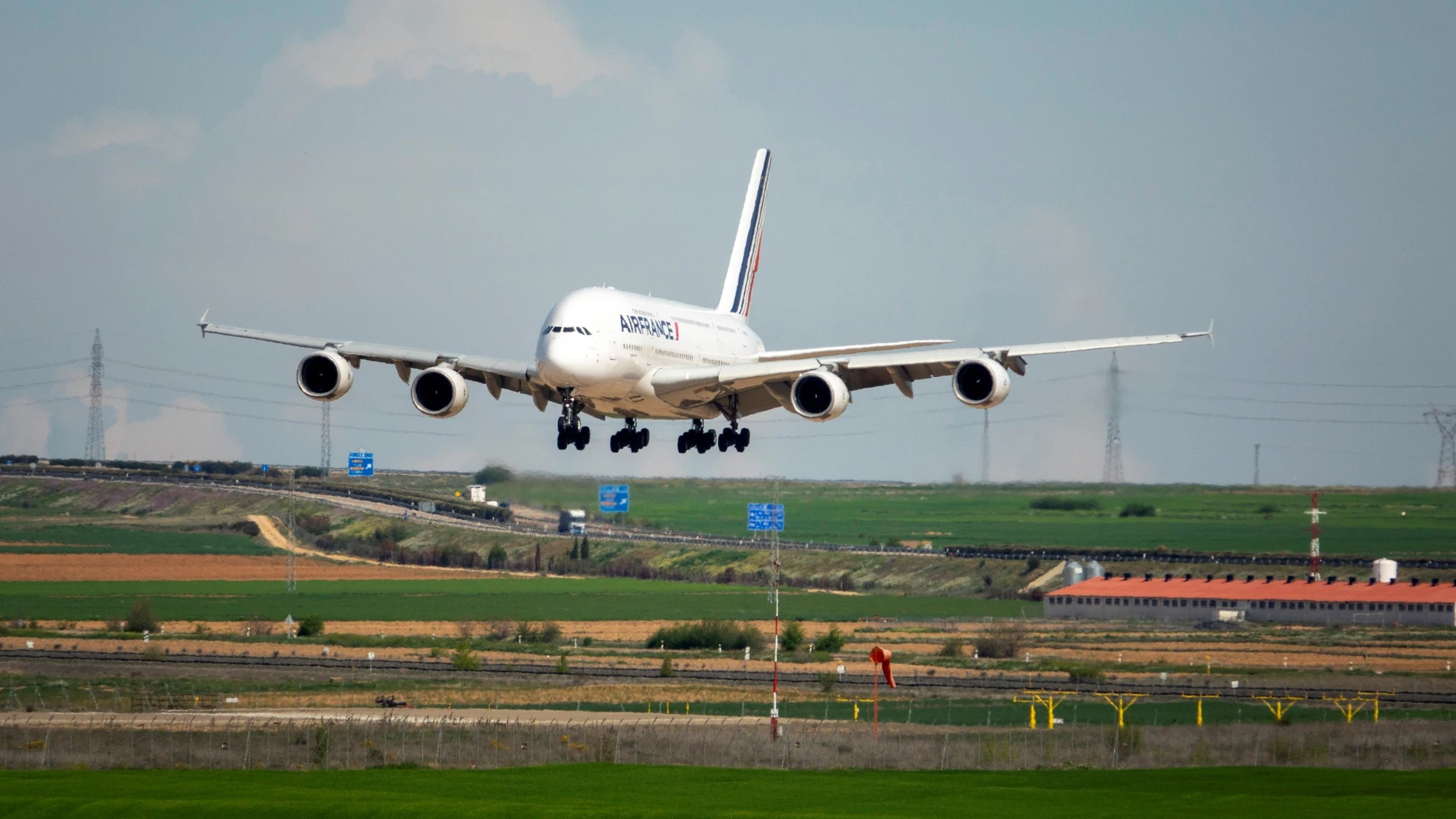 Airbus 380, el avión de pasajeros más grande en el aeropuerto de Teruel