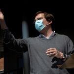 El alcalde de Madrid,José Luis Martínez-Almeida, durante la entrega de material al Hospital San Rafael