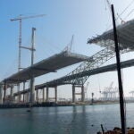 FCC está construyendo el Gerald Desmont, primer puente atirantado de California