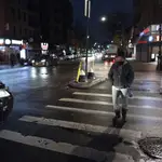 Una mujer camina de noche en Brooklyn por calles vacías a causa de la pandemia