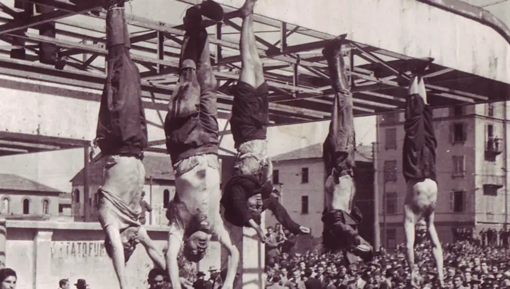 Los cuerpos de Benito Mussolini y Clara Petacci expuestos tras su ejecución