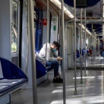 Un viajero en el Metro de Madrid, ayer 24 de abril de 2020.