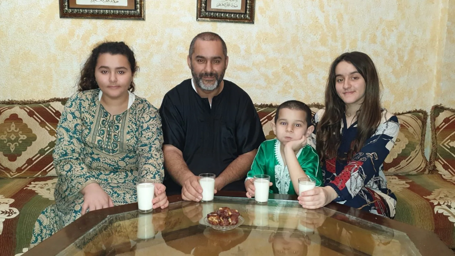 Dris, con sus hijos, durante el "iftar" en su casa de Algeciras