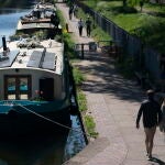 Personas paseando en el canal cerca de Victoria Park en Londres