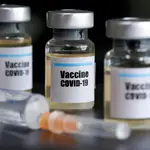La vacuna del Covid-19 junto a una jeringa