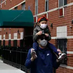 Un padre y su hijo pasean por el barrio de Aphabet City en Nueva York