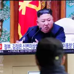 Ciudadanos de Seúl observan un programa que informa sobre Kim Jong-Un.
