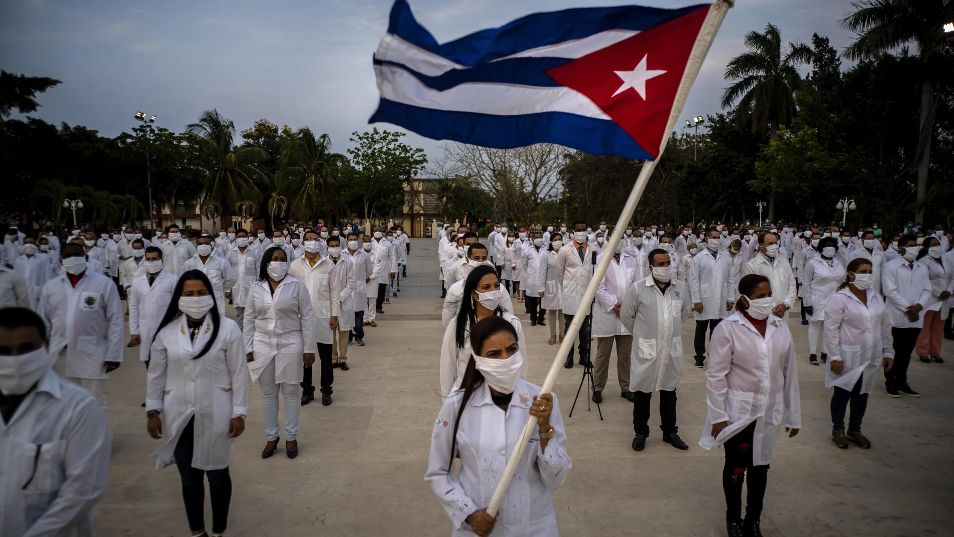 Sanitarios cubanos que se presentaron volutarios para ayudar a Suráfrica en la lucha contra el coronavirus