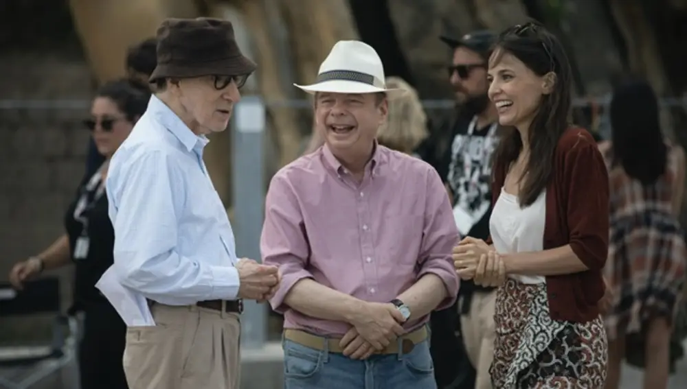 Woody Allen conversa animadamente con la actriz Elena Anaya y el actor Wally Shawn