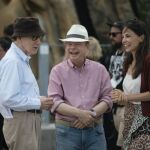 Woody Allen conversa animadamente con la actriz Elena Anaya y el actor Wally Shawn