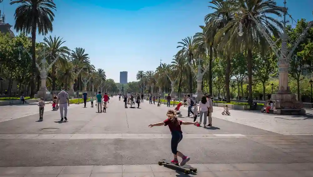 Esta imagen del parque de la Ciutadella, en Barcelona, sí que refleja que, pese a que haya gente, parece que se mantiene el distanciamiento social. Photo: Paco Freire/SOPA Images via ZUMA Wire/dpa26/04/2020 ONLY FOR USE IN SPAIN
