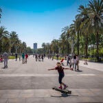 Esta imagen del parque de la Ciutadella, en Barcelona, sí que refleja que, pese a que haya gente, parece que se mantiene el distanciamiento social. Photo: Paco Freire/SOPA Images via ZUMA Wire/dpa26/04/2020 ONLY FOR USE IN SPAIN