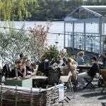 Familias y amigos en una terraza en Estocolmo a finales de abril