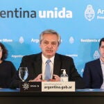 Buenos Aires (Argentina), 25/04/2020.- A handout photo made available by the Argentine Presidency shows Argentina's President Alberto Fernandez (C) announcing the extension of the quarantine until 10 May 2020 at a press conference in Buenos Aires, Argentina, 25 April 2020. Argentina extended social isolation by two more weeks in an attempt to curb the spread of coronavirus. EFE/EPA/ESTEBAN COLLAZO HANDOUT EDITORIAL USE ONLY / NO SALES HANDOUT EDITORIAL USE ONLY/NO SALES