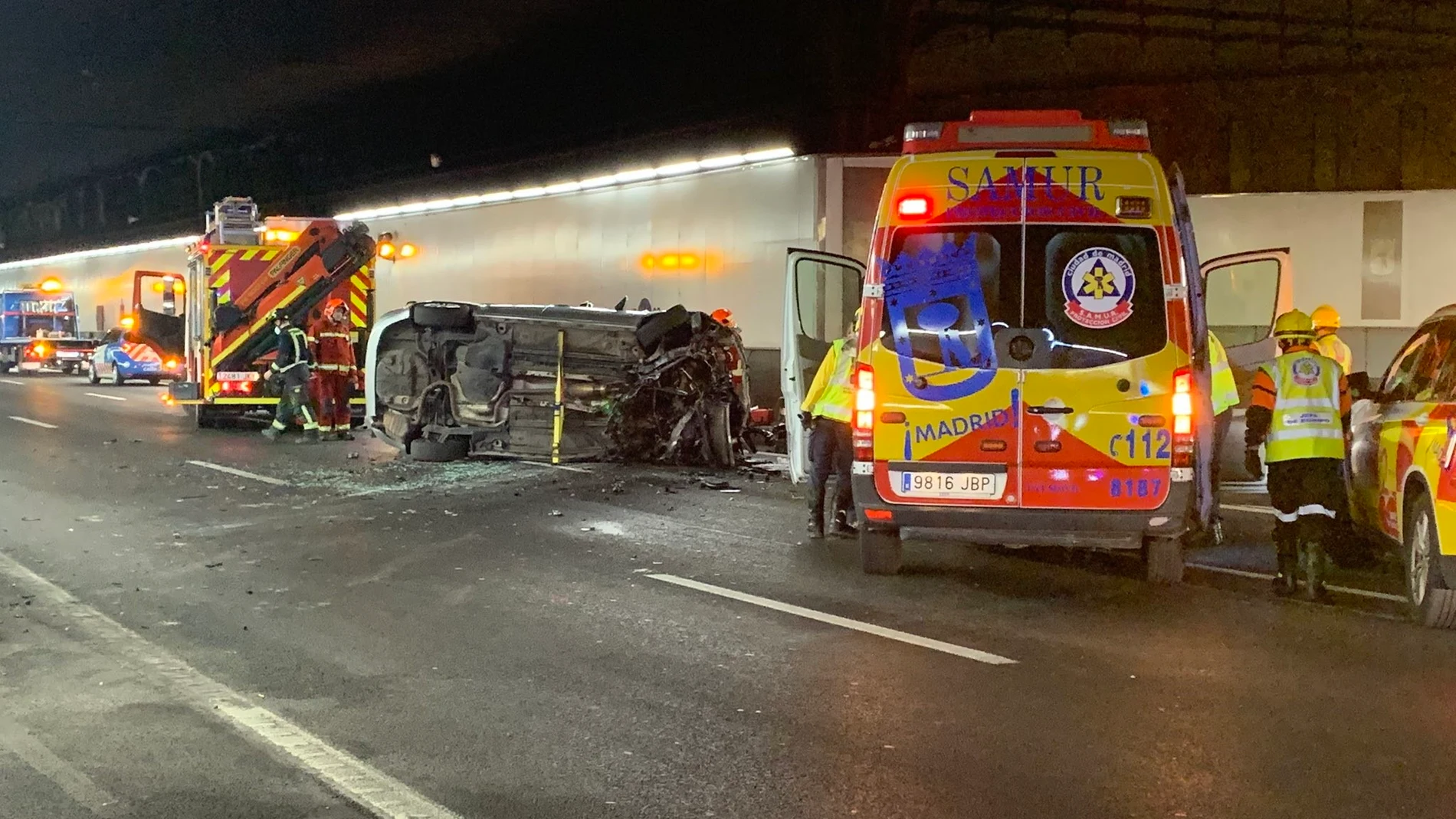 Sucesos.- Bomberos rescatan a un conductor herido que sufrió un aparatoso accidente en un túnel de la M-30