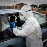 Un sanitario realiza un test del coronavirus a una persona sin necesidad de que se baje del coche este lunes en Aranda de Duero (Burgos)