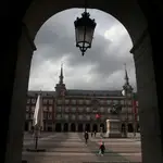 A child wearing a protective mask runs at Plaza Mayor square after restrictions were partially lifted for children for the first time during lockdown, amid the coronavirus disease (COVID-19) outbreak, in Madrid, Spain, April 27, 2020. REUTERS/Susana Vera
