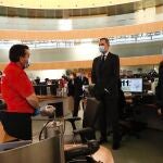 Los Reyes Felipe VI (2d) y Letizia (1d), durante su visita a la sede de la Agencia de Seguridad y Emergencia Madrid 112 acompañados por la presidenta de la Comunidad de Madrid, Isabel Díaz-Ayuso (1i), en Pozuelo de Alarcón/Madrid (España) a 27 de abril de 2020.27 ABRIL 2020 CORONAVIRUS;PANDEMIA;CASA REAL;MONARQUÍA;PP;PARTIDO POPULARCasa de S.M. el Rey27/04/2020