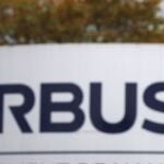 Logo de Airbus en una de sus instalaciones en Nantes (Francia)