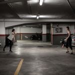 Jugar al tenis en un garaje comunitario, hacer tablas de gimnasia o correr en la azotea son casos aislados de incumplimiento de las restricciones impuestas por el estado de alarma y que han sido corregidas de forma inmediata al entender que son actividades no permitidas en esos lugares.