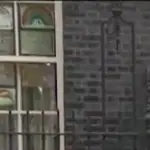 Boris Johnson reaparece en Downing Street tras superar el coronavirus