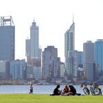 Australianos disfrutan del buen tiempo en Perth en medio de la pandemia