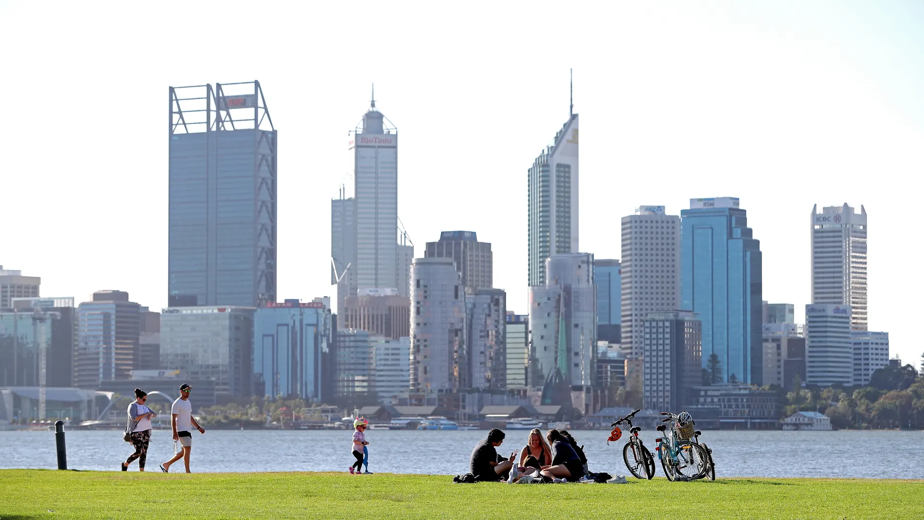 Australianos disfrutan del buen tiempo en Perth en medio de la pandemia
