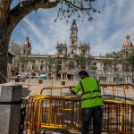 Un operario trabaja en la señalización y preparación de la zona próxima a la Plaza del Ayuntamiento, donde el lunes 4 de mayo empezarán las obras de peatonalización dentro de la remodelación de líneas de autobuses paralizada por la crisis sanitaria en marzo.