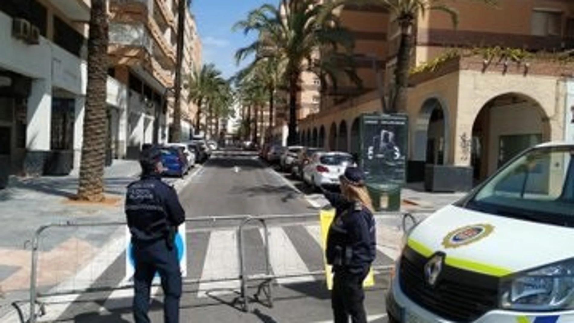 Almería.-Coronavirus.-La Policía Local informa sin sanciones de las normas en el primer día de paseo con niños