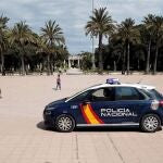 Agentes de la Policía Nacional circulan por el jardín del rio Turia, donde los cuerpo de seguridad han reforzado la vigilancia. En la fotografía la zona en la que el domingo se incumplieron las normas del desconfinamiento