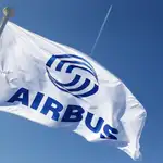 Un avión sobrevuela una bandera de Airbus