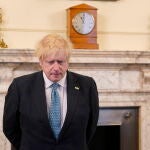 Boris Johnson durante un minuto de silencio por las víctimas del Covid-19