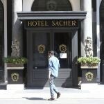 Un hombre con mascarilla frente al mítico hotel Sacher en Viena