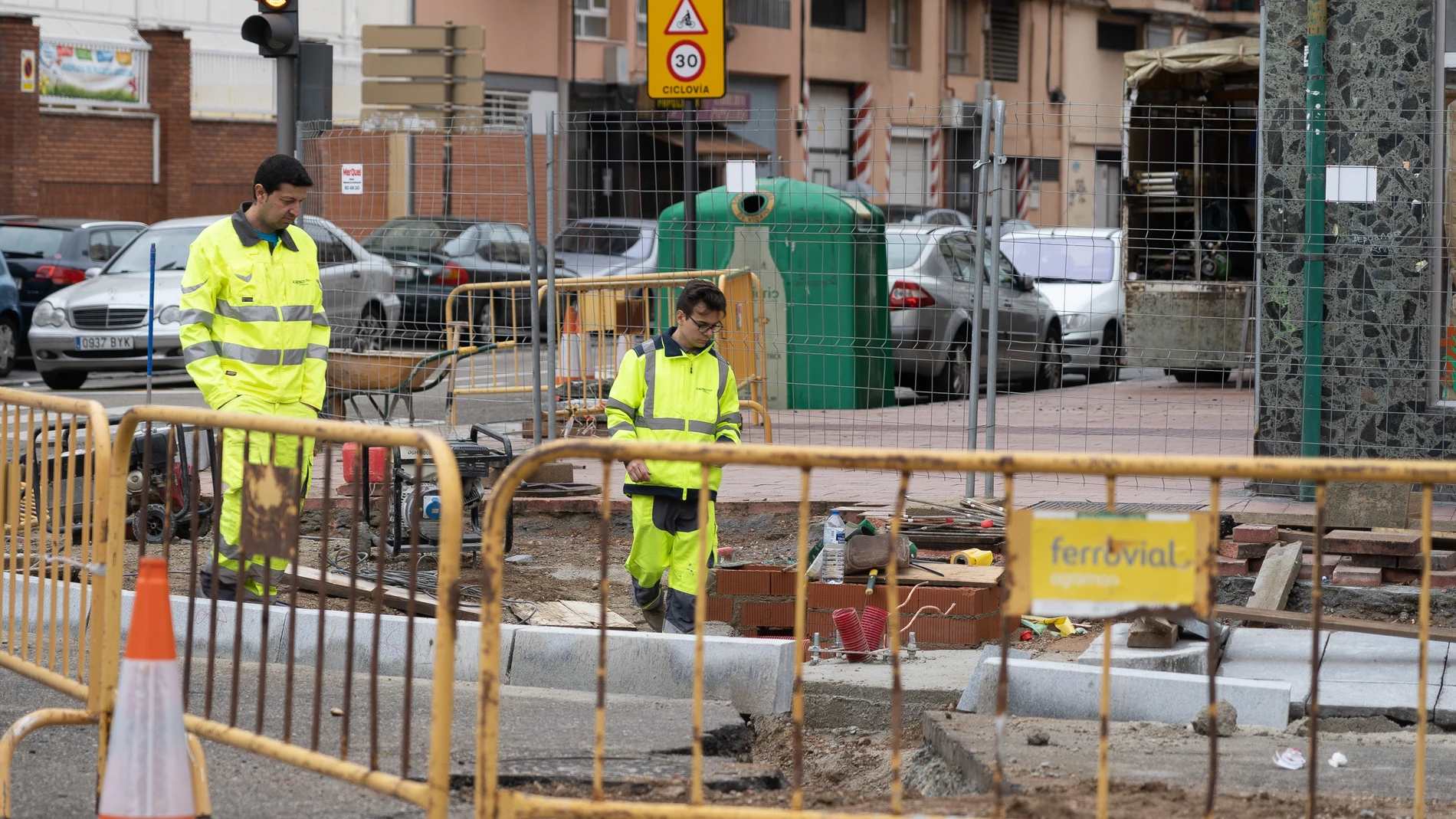Dos obreros vuelven al trabajo tras el parón del sector en Valladolid