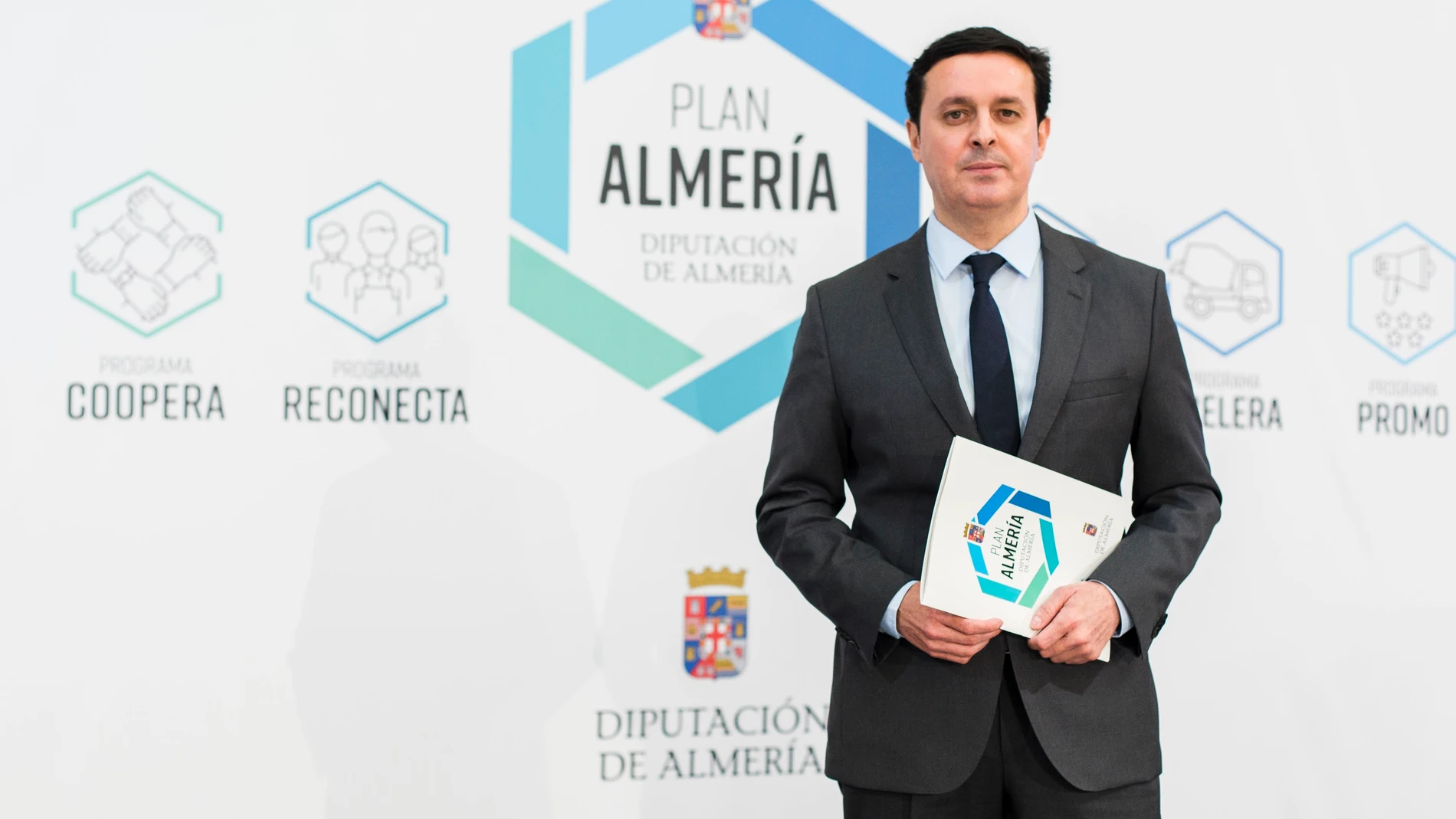 Almería.-Diputación.-García: "Tenemos capacidad para inyectar más dinero al Plan Almería, pero hay que ser cautos"