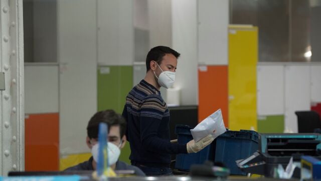 Varios funcionarios trabajan en una oficina