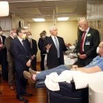El vicepresidente Mike Pence, en el centro, en su visita a la Clínia Mayo en Rochester