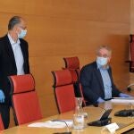 El presidente de las Cortes, Luis Fuentes, conversa con el procurador del PP, Óscar Reguera, antes de reunirse la Mesa de las Cortes