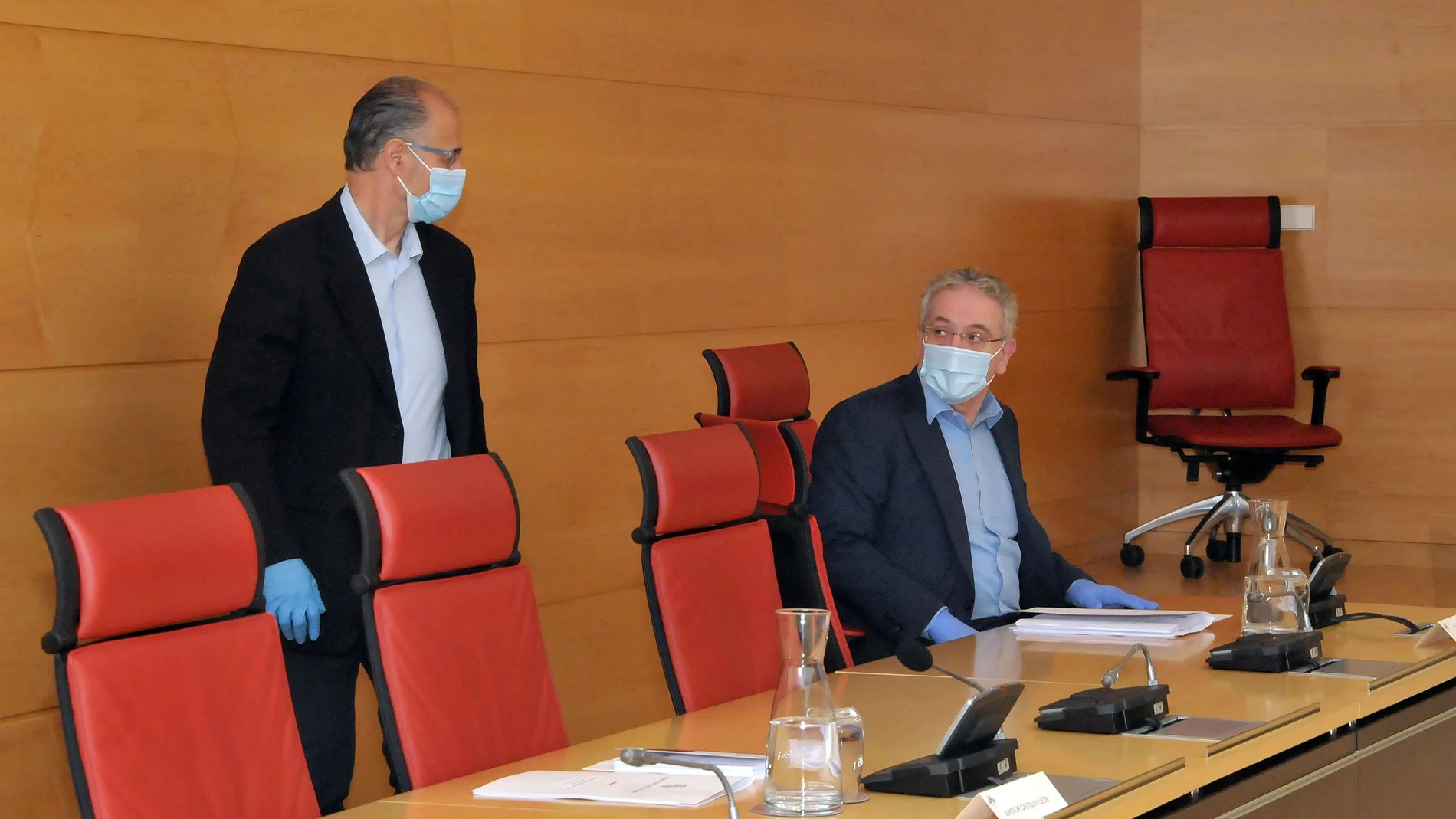 El presidente de las Cortes, Luis Fuentes, conversa con el procurador del PP, Óscar Reguera, antes de reunirse la Mesa de las Cortes