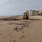 Las máquinas del Ayuntamiento de Xeraco son las únicas que trabajan para reparar las playas