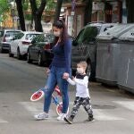 Madre paseando con su hijo