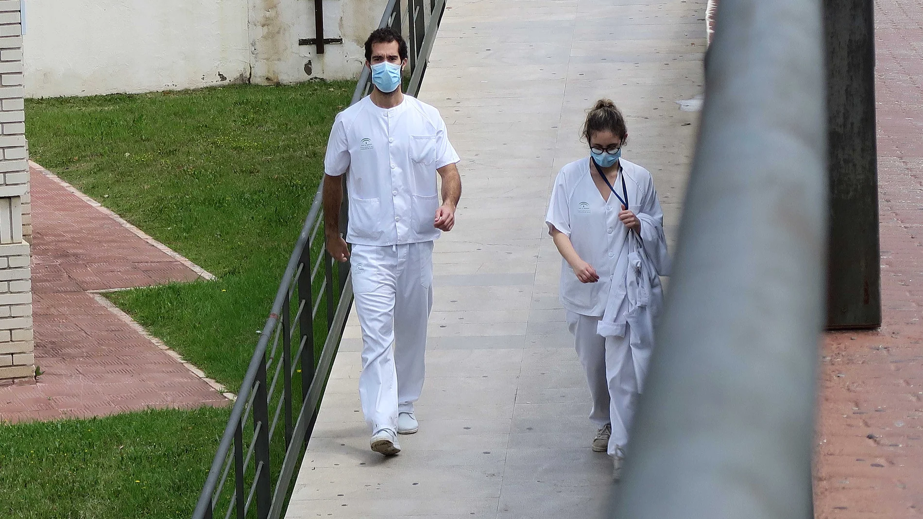 El número total de afectados por coronavirus en la región es de 15.403 y los sanitarios, como los que muestra la imagen, siguen luchando contra la enfermedad