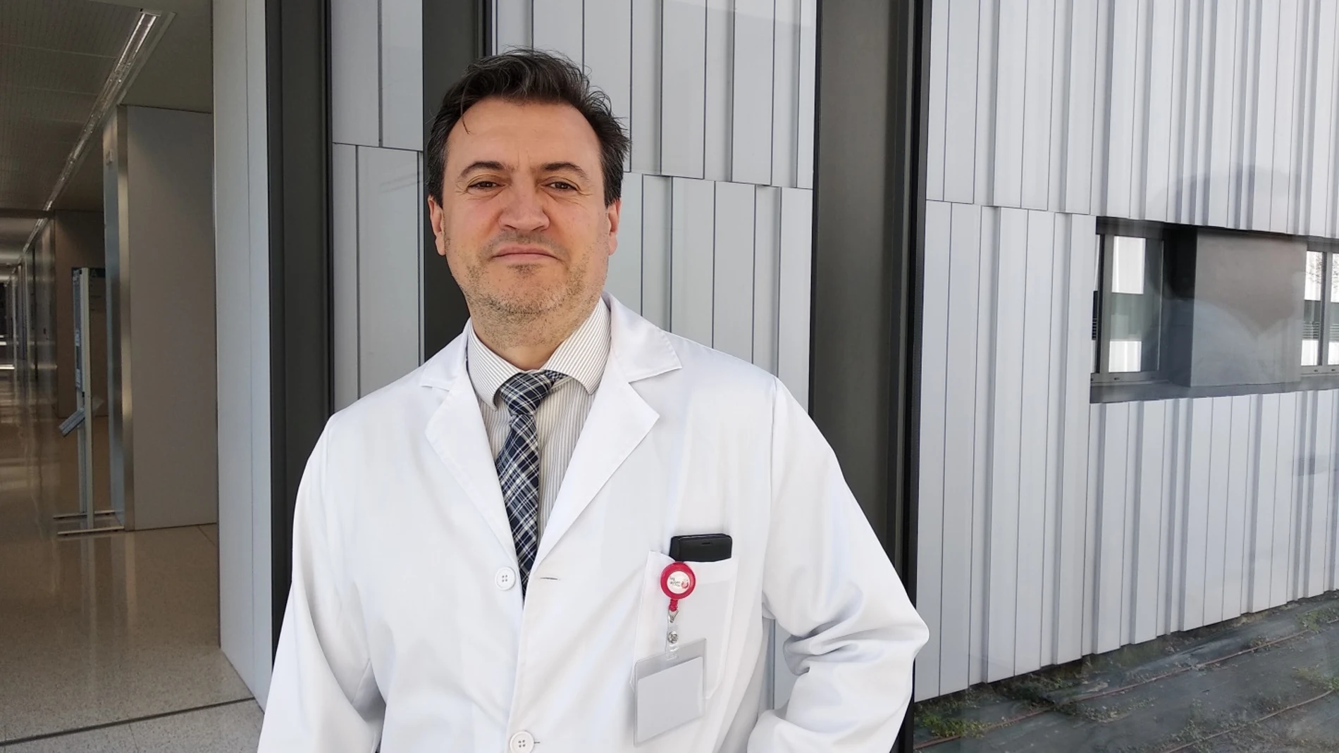 El doctor David Ezpeleta es médico neurólogo del Hospital Universitario Quirónsalud Madrid y el Hospital San Juan de Dios de Pamplona, además guarda los secretos de la Sociedad Española de Neurología (SEN)