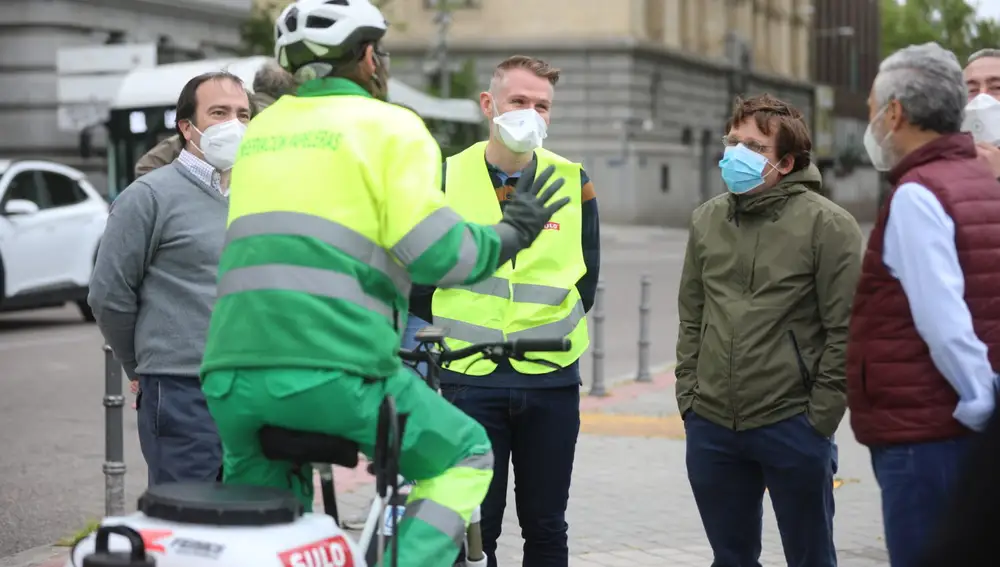 El Ayuntamiento de Madrid prueba un triciclo eléctrico para la desinfección de papeleras