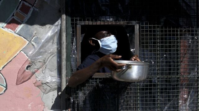 El padre Anaclet Mbuguje da ayuda a los más necesitados en Buenos Aires, Argentina