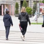 Una madre con sus hijos pasea por las calles de Valladolid